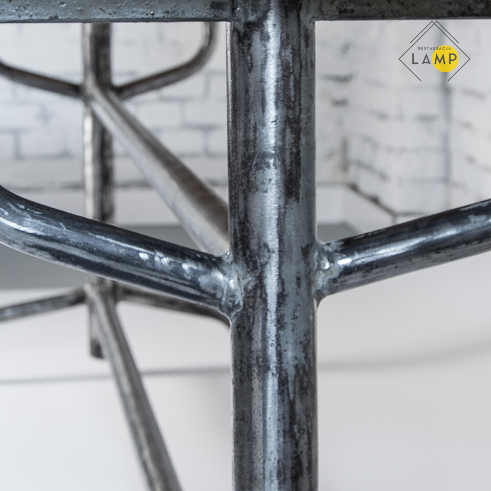 lampy i meble z obiektów przemysłowych i medycznych